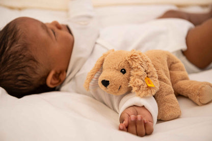 Soft Cuddly Floppy Hund liegend - von steiff